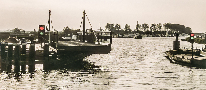 Ringvaart van de Haarlemmermeerpolder mit der Meerbrug Nieuwe Wetering