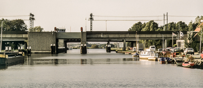 Ringvaart van de Haarlemmermeerpolder mit Ringvaartspoorbrug (vorne) und Kaagbrug Buitenkaag