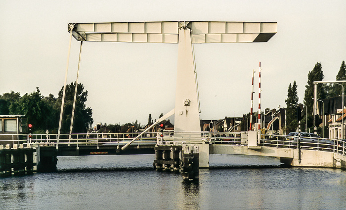 Ringvaart van de Haarlemmermeerpolder mit der Lisserbrug Lisse