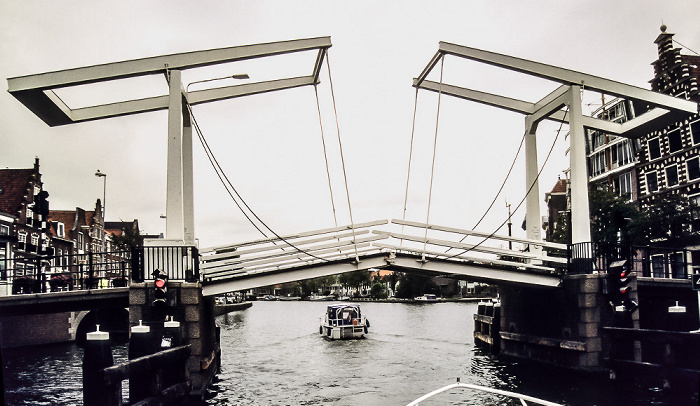 Binnen Spaarne mit der Gravestenenbrug Haarlem