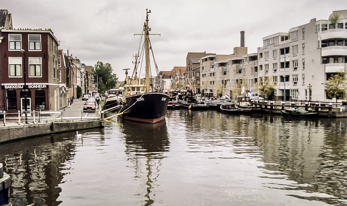 Oude Herengracht (unten), Oude Vest (Bildmitte) Leiden