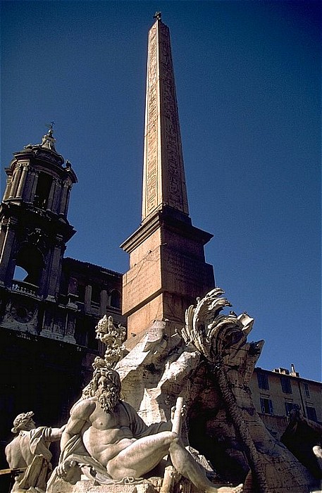Piazza Navona: Fontana dei Fiumi mit ägyptischem Obelisken Rom