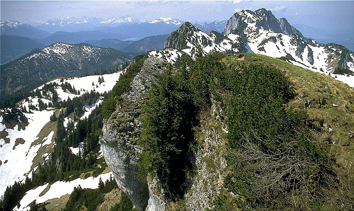 Im Hintergrund die Benediktenwand Achselköpfe