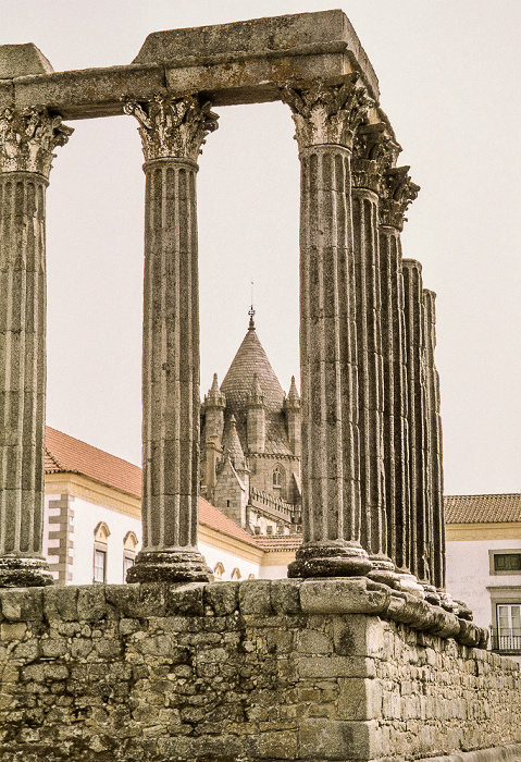 Largo do Conde de Vila Flor: Templo romano de Évora (Templo de Diana) Évora