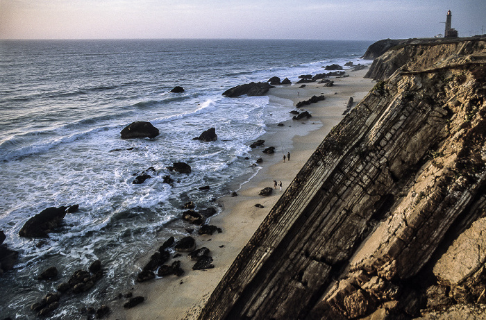 São Pedro de Moel Atlantikküste, im Hintergrund der Leuchtturm