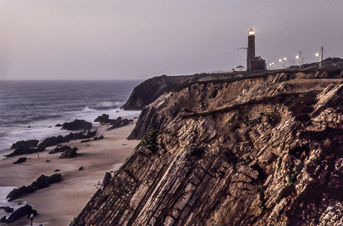 Atlantikküste kurz nach Sonnenuntergang, im Hintergrund der Leuchtturm São Pedro de Moel