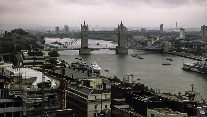 Blick vom Monument: City of London (unten), Themse, Tower Bridge London 1998