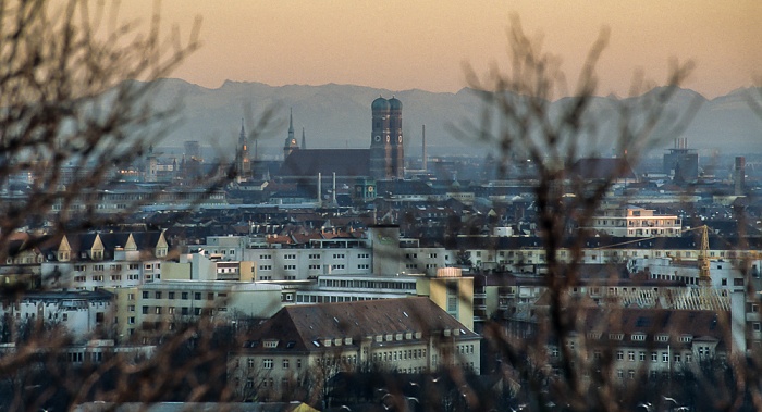 Blick vom Olympiaberg: Stadtzentrum mit Frauenkirche München 1999