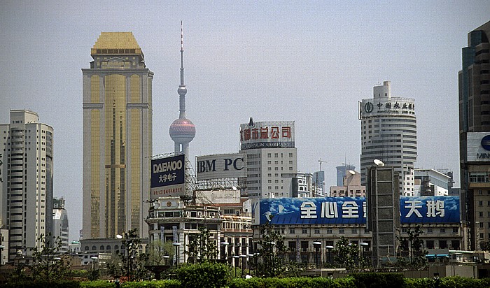 Shanghai Volksplatz, im Hintergrund der Oriental Pearls Tower Oriental Pearl Tower World Trade Tower