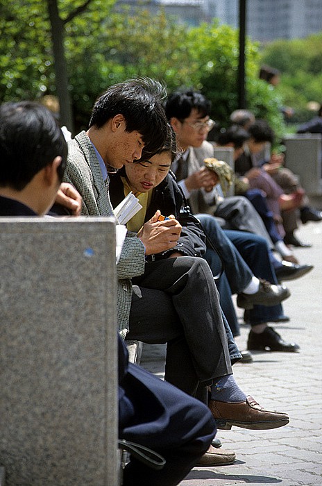 Volksplatz: Chinesen beim Spiel mit dem magischen Würfel Shanghai