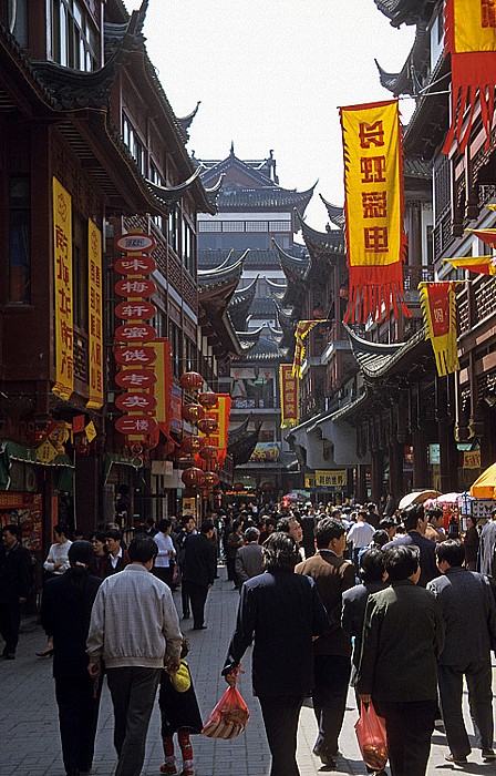 Chinesische Altstadt: Ladengassen der Lishui Lu Shanghai