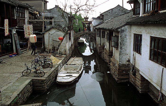 Historische Altstadt: Kanal mit enganliegender Bebauung Zhouzhuang