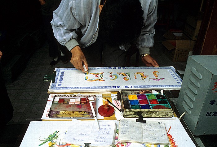 Historische Altstadt: Straßenhändler beim Malen des Schriftzuges JURGEN Zhouzhuang