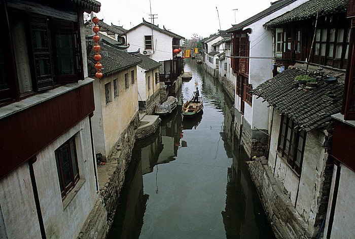Zhouzhuang Historische Altstadt: Kanal mit enganliegender Bebauung
