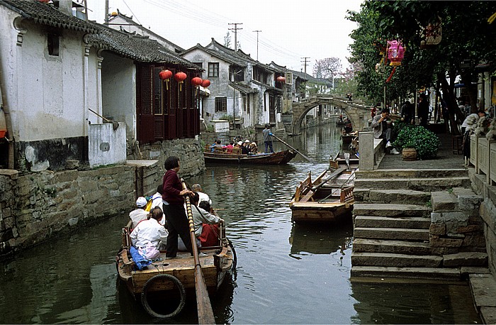 Historische Altstadt: Kanal mit enganliegender Bebauung Zhouzhuang