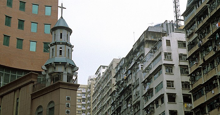 Hongkong Island: Kleiner Kirchturm zwischen Hochhäusern Hong Kong Island