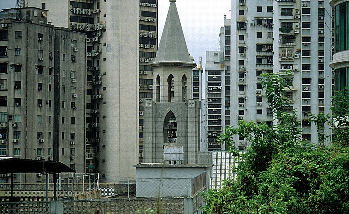 Macao Kirchturm zwischen Hochhäusern