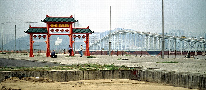 Macao Tor auf Schwemmland, rechts die Macâo-Taipa-Brücke