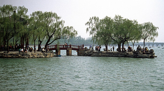 Peking Neuer Sommerpalast (Yíhéyuán): Insel im Knunming Hu (Neuer) Sommerpalast Siebzehn-Bogen-Brücke