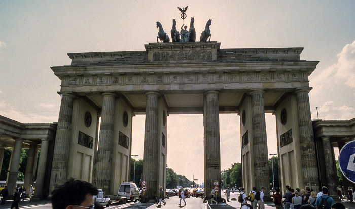 Mitte: Pariser Platz, Brandenburger Tor Berlin 1999