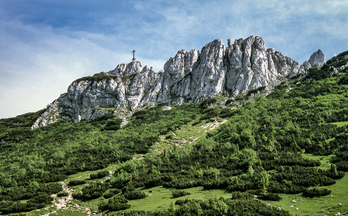 Gesamtansicht mit Ostgipfel (1668 m) Kampenwand