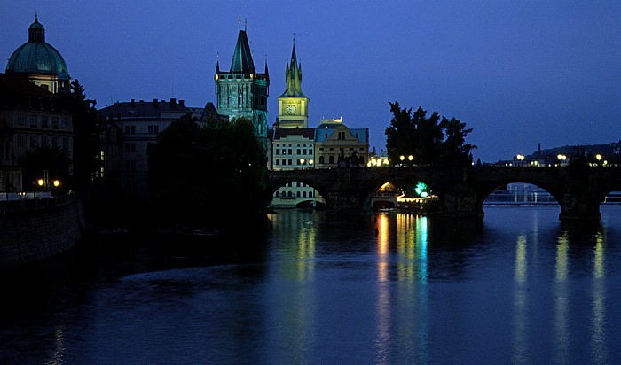 Prag Karlsbrücke (Altstädter Seite) Altstädter Brückenturm Smetana-Museum