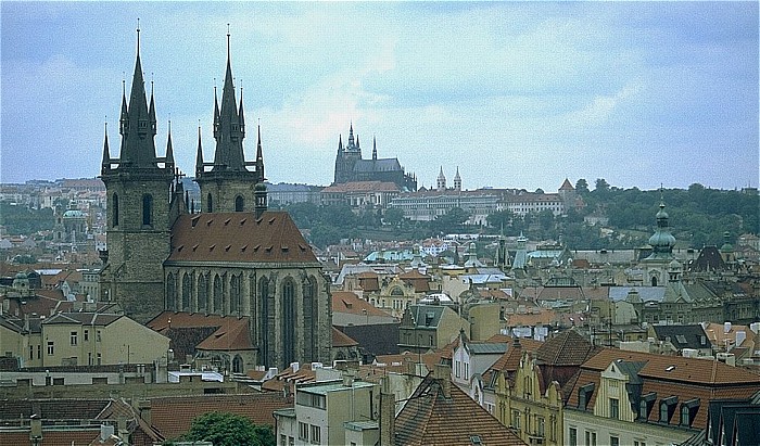 Prag Blick vom Pulverturm Hradschin Kirche der Jungfrau Maria vor dem Tyn St. Veits-Dom