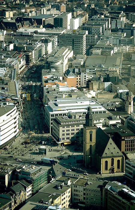 Frankfurt am Main Blick vom MainTower: Zeil, rechts im Vordergrund die Katharinenkirche