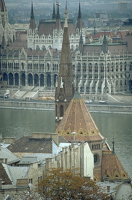 Budapest Blick von der Fischerbastei: Kalvinistenkirche Parlamentsgebäude