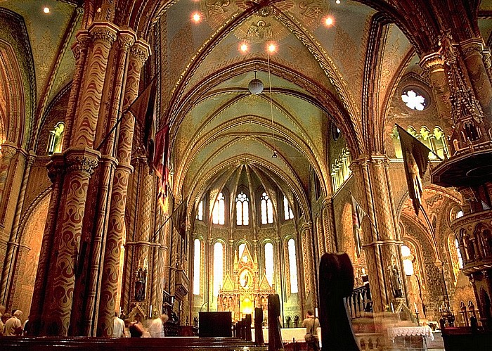 Matthiaskirche: Mittelschiff und Hauptaltar Budapest