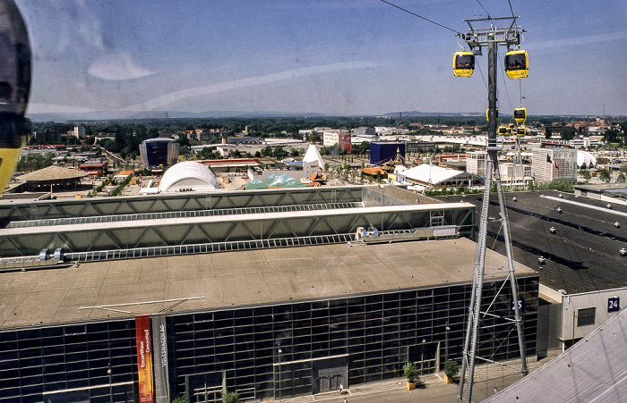 Hannover EXPO 2000: Blick aus der Seilbahn - Gelände Mitte (Messehallen) Gelände Mitte (Messehallen) EXPO 2000 Seilbahn EXPO 2000