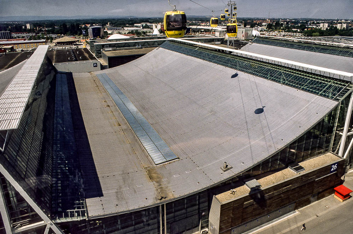 Hannover EXPO 2000: Blick aus der Seilbahn - Gelände Mitte (Messehallen) Gelände Mitte (Messehallen) EXPO 2000 Seilbahn EXPO 2000