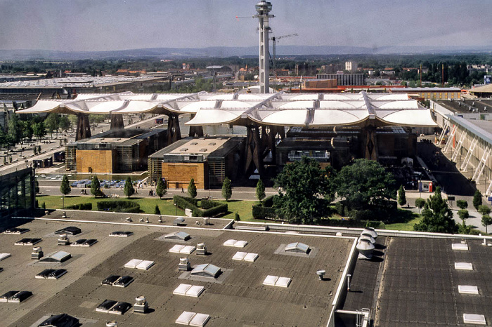EXPO 2000: Blick aus der Seilbahn - Messehalle 11, Erdgarten, Expo-Dach, Hermesturm Hannover