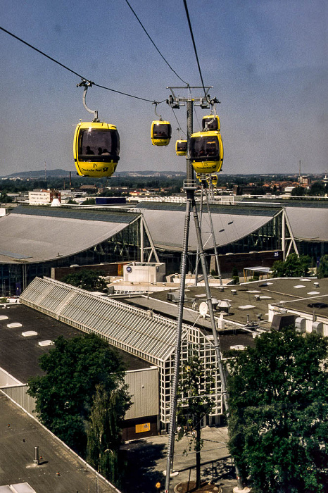 Hannover EXPO 2000: Blick aus der Seilbahn - Gelände Mitte (Messehallen) Gelände Mitte (Messehallen) EXPO 2000 Seilbahn EXPO 2000
