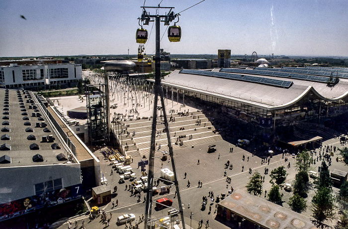 Hannover EXPO 2000: Exponale zwischen Messehalle 7 und 9 Bertelsmann Planet m Messehalle 9 Riesenrad Mega Wheel 2000 TUI Arena