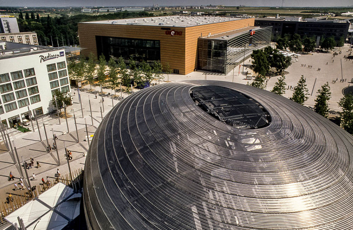 Hannover EXPO 2000: Blick aus der Seilbahn - Bertelsmann Planet m, EXPO Plaza, Preussag Arena TUI Arena