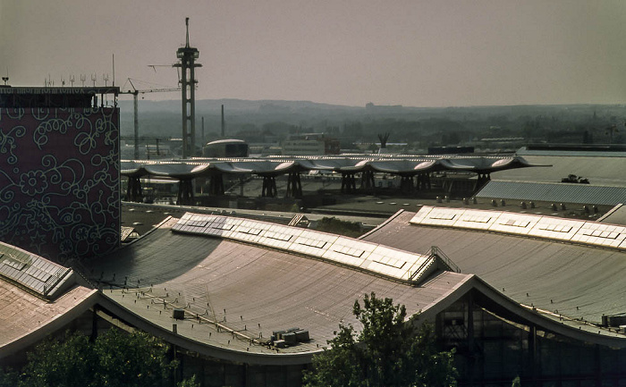 EXPO 2000: Blick von der Postbox - Messehalle 9, EXPO-Dach und Hermesturm Hannover