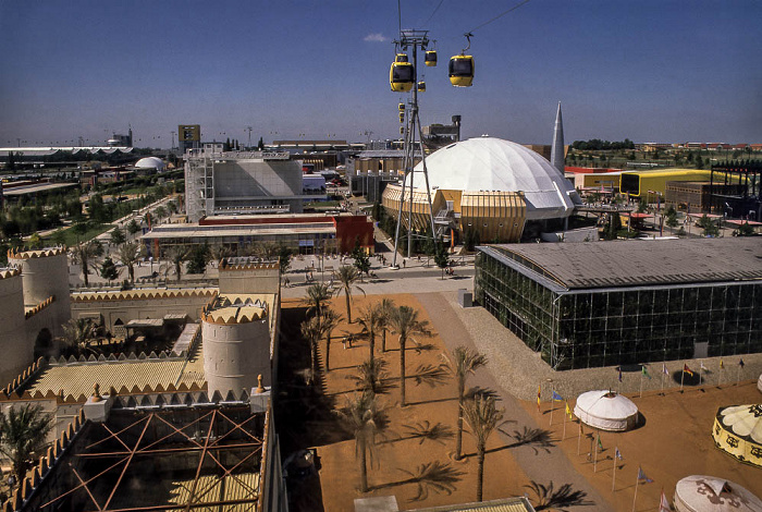 Hannover EXPO 2000: Blick aus der Seilbahn - Pavillons Ost Italienischer Pavillon EXPO 2000 Monegassischer Pavillon EXPO 2000 Pavillon der Vereinigten Arabischen Emirate EXPO 2000 Pavillons Ost EXPO 2000 Rumänischer Pavillon EXPO 2000 Seilbahn EXPO 2000