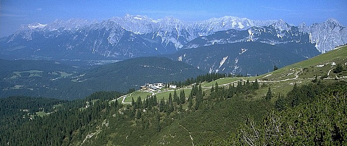 Im Vordergrund die Roßhütte, dahinter das Wettersteingebirge Reither Spitze