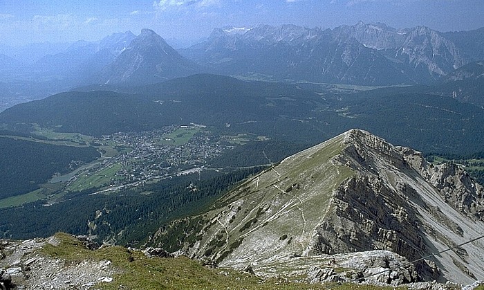 Reither Spitze Rechts im Vordergrund der Härmeler, im Tal Seefeld in Tirol und der Wildsee