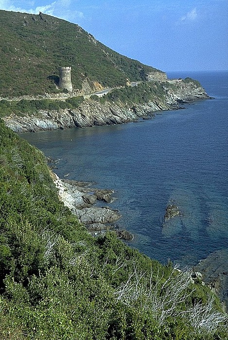 Cap Corse Küstenabschnitt mit Genueserturm (Tour de Losse)