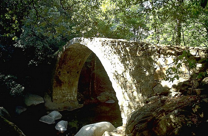 Genuesische Brücke am Zusammenfluss von Aitone und Tavulella Spelunca