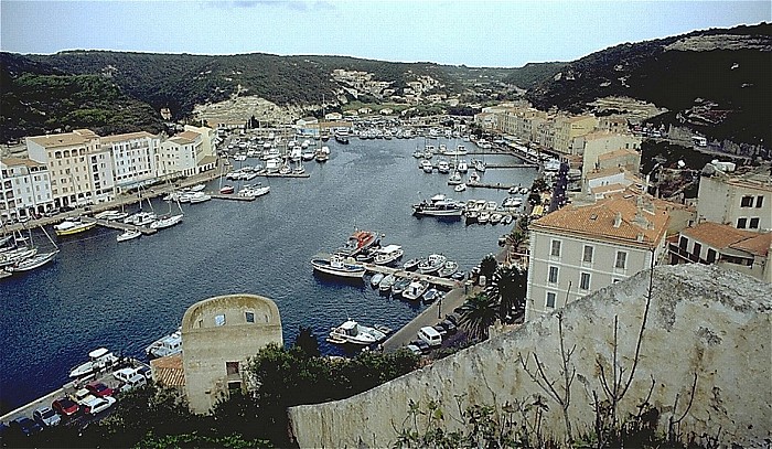 Blick von der Oberstadt: Hafen, Unterstadt Bonifacio