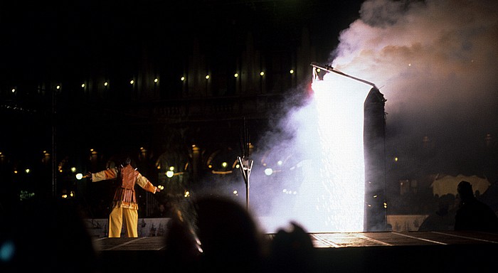 Piazza San Marco: Feuerspektakel (Karneval von Venedig) Procuratie Nuove