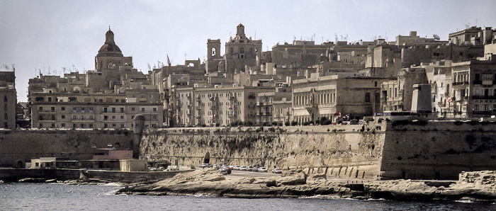 Valletta mit den Kuppeln der Church of Saint Nicholas (Knisja ta' San Nikola) (links) und der Church of the Madonna of Fair Havens and Saint Dominic (Knisja tal-Madonna ta' Portu Salvo u ta' San Duminku) Sliema