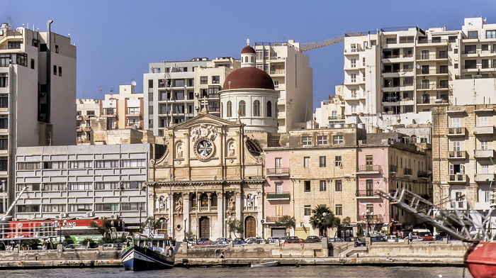 Blick von der Fähre Sliema - Valletta: Marsamxett Harbour (Il-Port ta' Marsamxett), Ix-Xatt tal-Gżira mit der Jesus of Nazareth Church Sliema