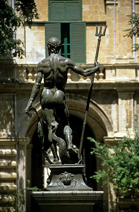 Valletta Großmeisterpalast: Bronzene Neptunfigur im Neptune Court Großmeistergebäude