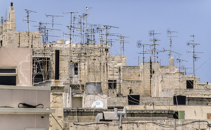 Antennenwald auf den Dächern Valletta