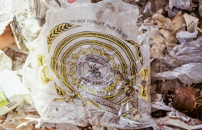 Aljahrah Gate: Plastiktüte mit der Aufschrift DO NOT FORGET OUR P.O.W.s Kuwait-Stadt