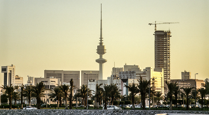 Im Hintergrund der Liberation Tower Kuwait-Stadt